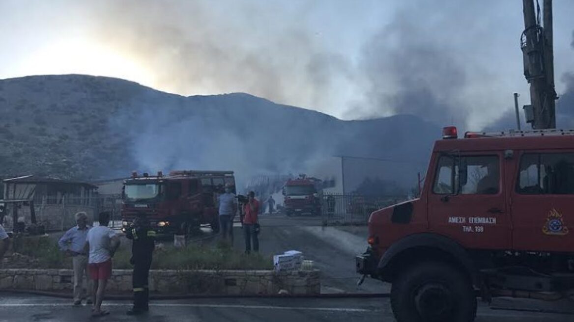 Κρήτη: Στάχτη έγινε εργοστάσιο στην Τύλισο