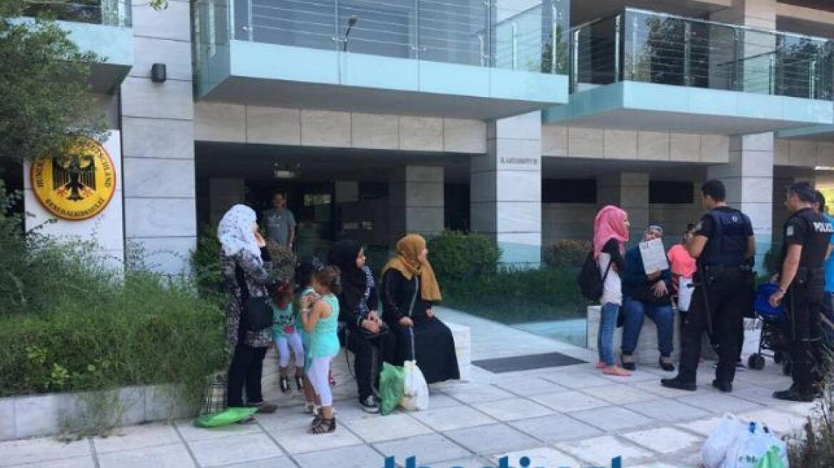 Θεσσαλονίκη: Γυναικόπαιδα από τη Συρία έξω από το Γερμανικό Προξενείο