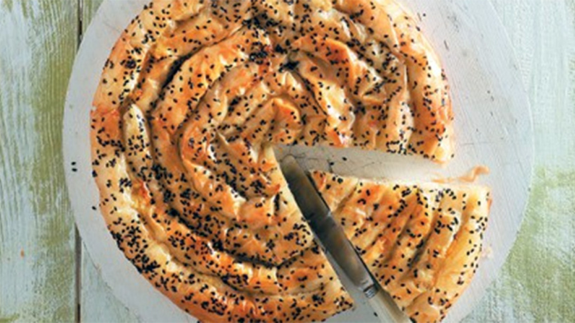 Στριφτή τυρόπιτα με μανούρι και μέλι