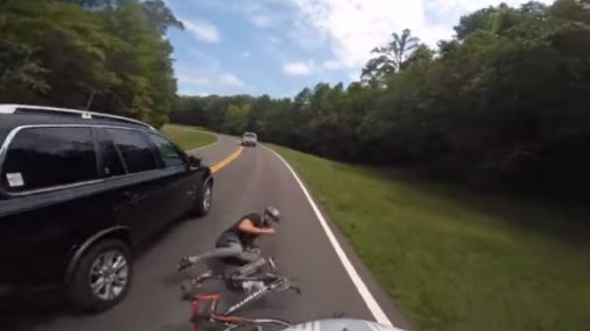 Απίστευτο βίντεο: Αυτοκίνητο χτυπά ποδηλάτη στα καλά καθούμενα