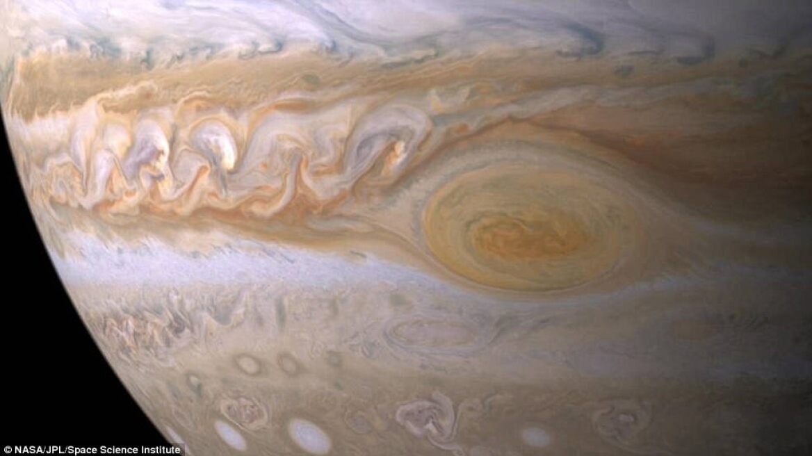Το Juno στέλνει στη NASA φωτογραφίες του πλανήτη Δία