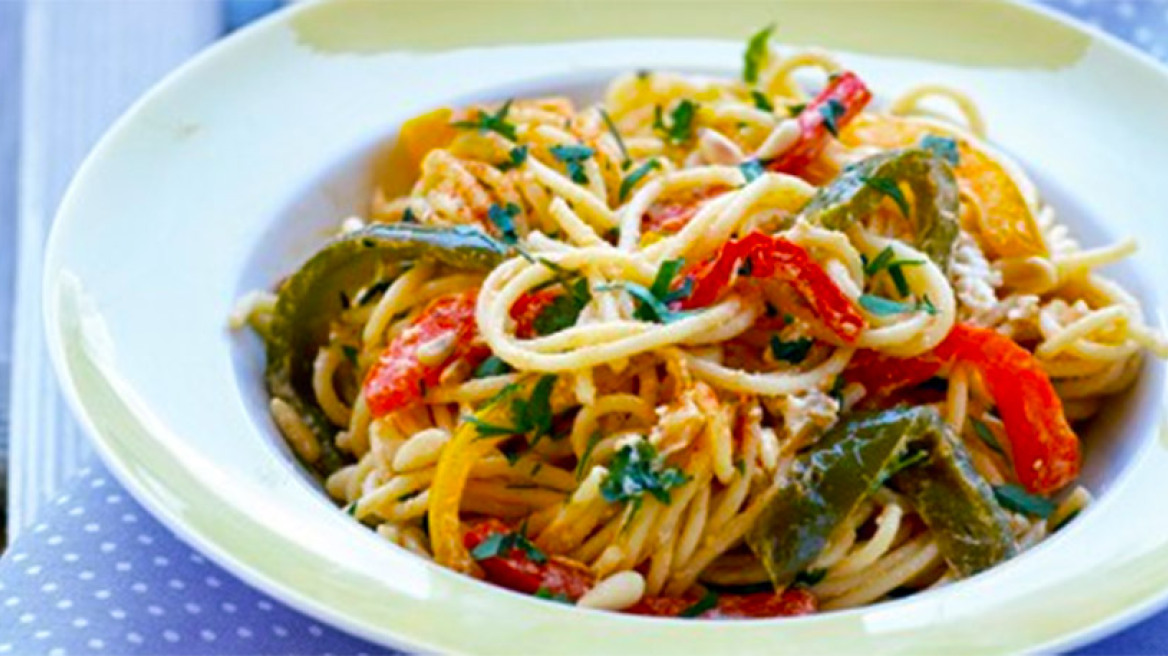 Σπαγγέτι με πιπεριές, κατίκι Δομοκού και κουκουνάρι