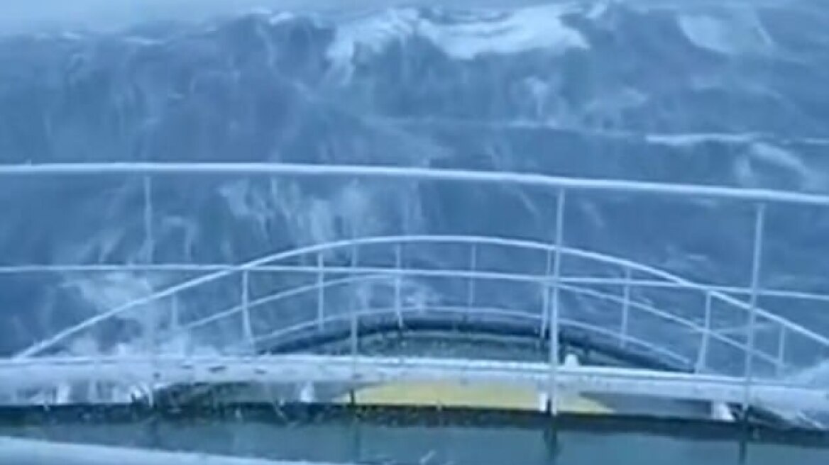 Εντυπωσιακό βίντεο: Κύμα-τέρας 30 μέτρων χτυπάει πλοίο 