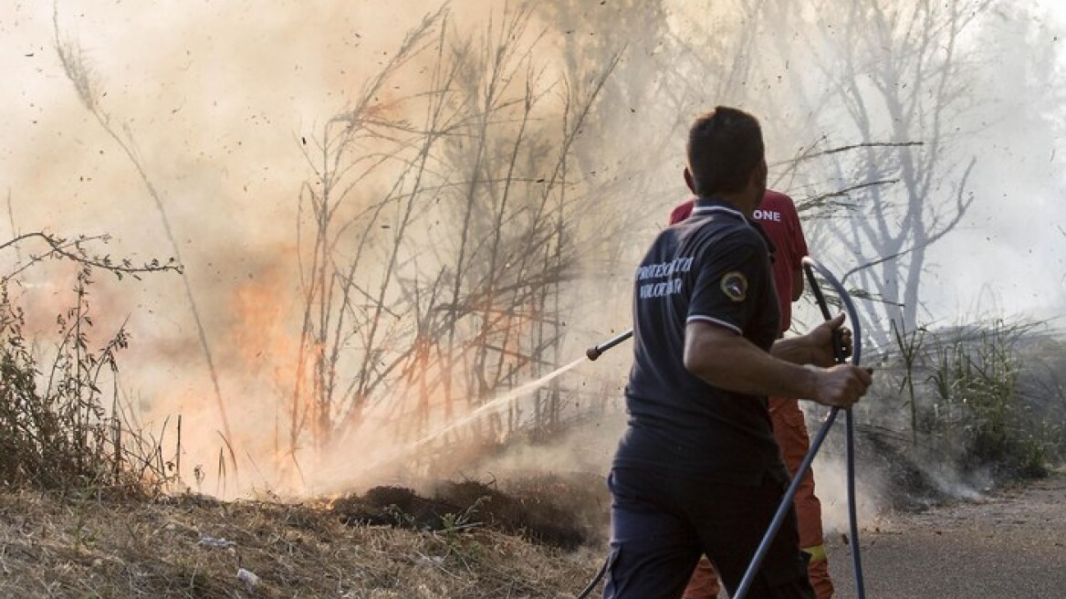 Κόλαση φωτιάς στην Ιταλία - Δύο νεκροί στην Καλαβρία