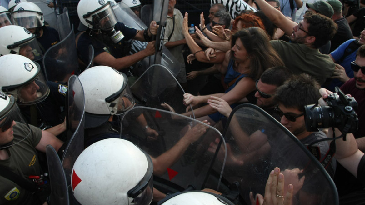 Θεσσαλονίκη: Συγκρούσεις μεταξύ διαδηλωτών και ΜΑΤ πριν τη συνάντηση Τσίπρα - Γιούνκερ