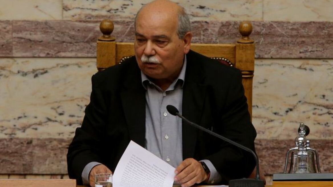 Ο Νίκος Βούτσης παραδίδει το αρχείο με τους Φακέλους της Κύπρου