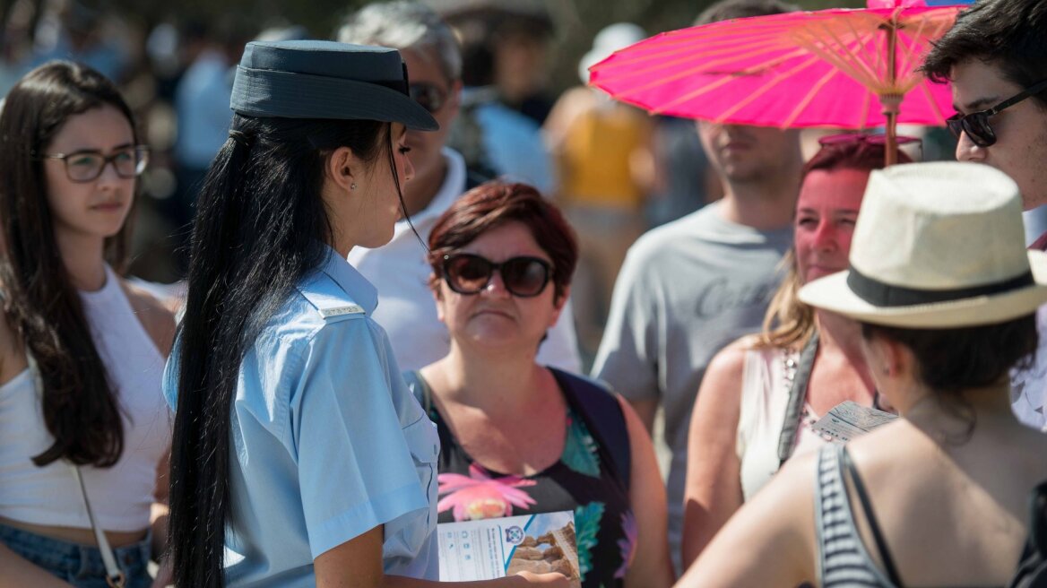 «Stay safe in the city of Athens»: Η αστυνομία στο πλευρό των τουριστών