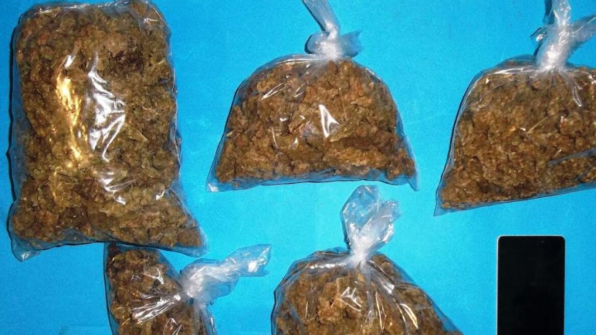 Αλλοδαπή θα διακινούσε ένα κιλό χασίς στη Λέσβο