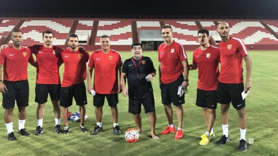 Ντιέγκο Μαραντόνα: Ξυπόλητος στην προπόνηση της Αλ Φουτζαϊράχ