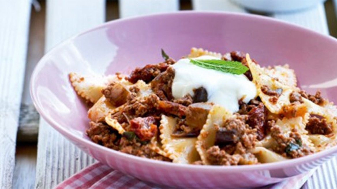 Φιογκάκια με πικάντικη σάλτσα κιμά και μελιτζάνας