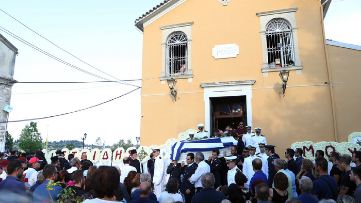 Με τιμές ήρωα κηδεύτηκε ο πυροσβέστης που έχασε τη ζωή του στο Ζευγολατιό