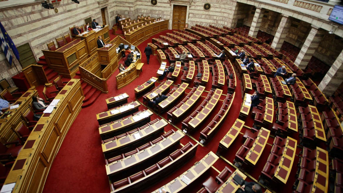 Με διαδικασίες... εξπρές εισάγονται δύο νομοσχέδια στη Βουλή 