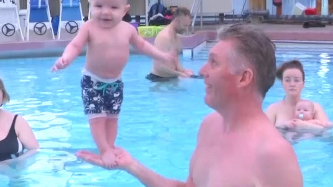 Διδάσκει τεσσάρων μηνών μωρά να στέκονται μόνα τους!