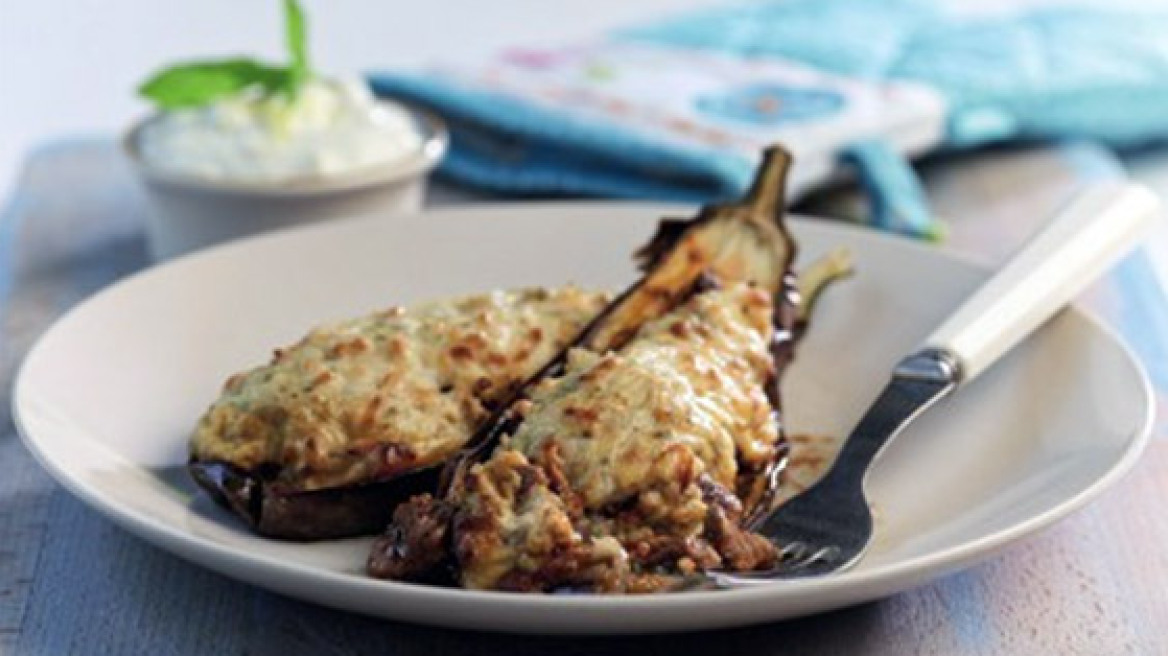 Παπουτσάκια με κρέας και μπεσαμέλ καπνιστής μελιτζάνας