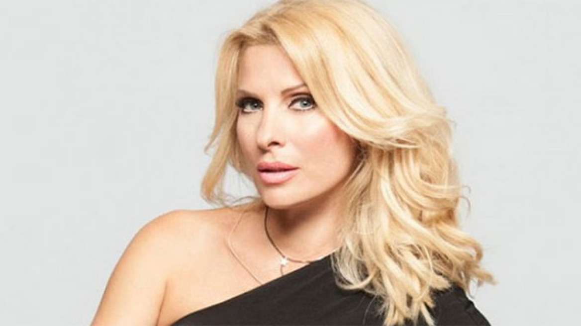 Η Ελένη Μενεγάκη μαγειρεύει στην Άνδρο με τον Γέροντα Ευδόκιμο