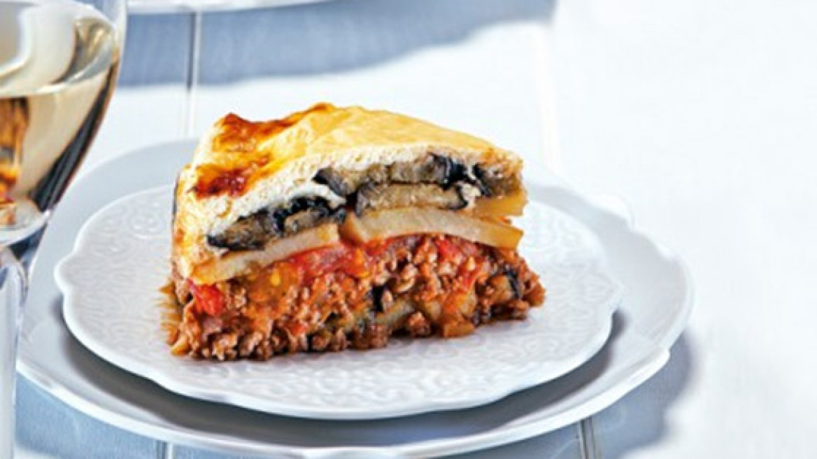 Μουσακάς φόρμας με επικάλυψη γιαουρτιού