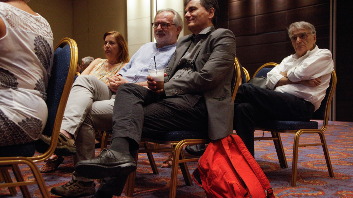 Αιχμές Τσακαλώτου για τον χειρισμό με τις τηλεοπτικές άδειες 