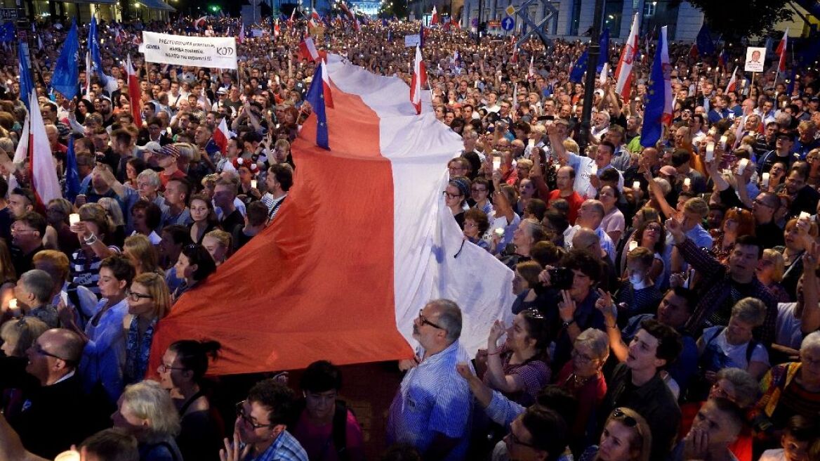  EU starts legal action against Poland over court reform