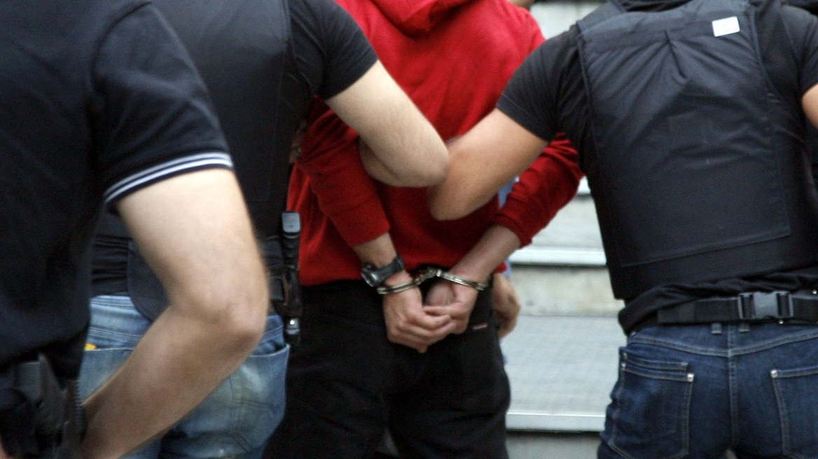 Χειροπέδες σε τέσσερις που πετούσαν πέτρες σε φορτηγά στην Ιονία Οδό