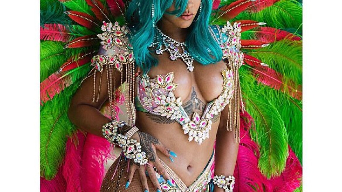Η Rihanna μας ταξιδεύει στα Barbados - Φτερά, πούπουλα και το πιο «καυτό» μπικίνι