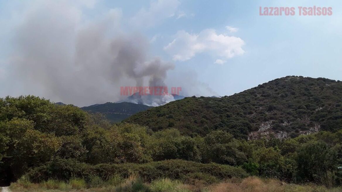 Μεγάλη φωτιά στην Πάργα - Πλησιάζει προς τις πηγές του Αχέροντα