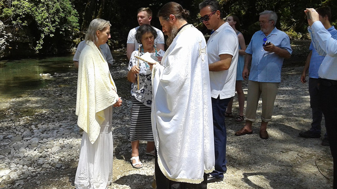 Φωτογραφίες: 52χρονη Αυστραλή βαφτίστηκε Χριστιανή στον ποταμό Λαγκάβιτσα