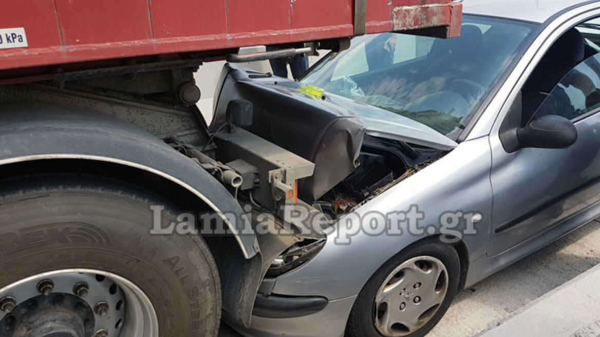 Λαμία: ΙΧ «καρφώθηκε» πίσω από νταλίκα στα διόδια Μαυρομαντήλας