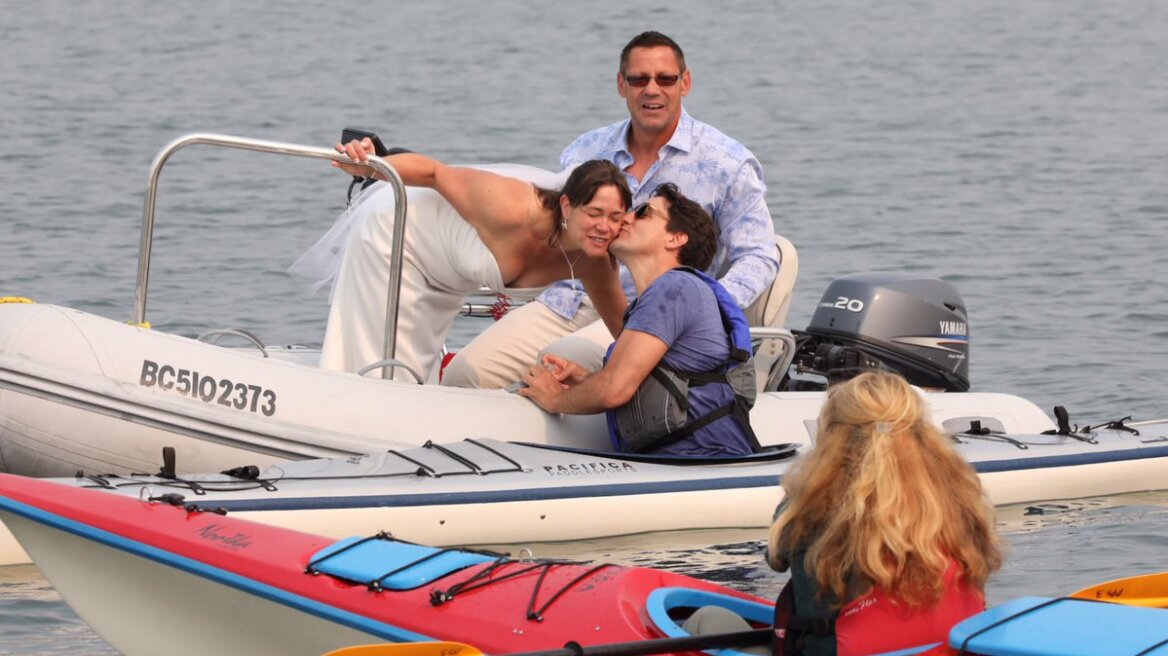 Ο Τριντό ξαναχτύπησε: Έκανε καγιάκ, φίλησε νύφη και έπεσε στο νερό