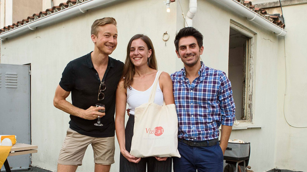 Στρώνοντας τραπέζι σε επισκέπτες της πόλης