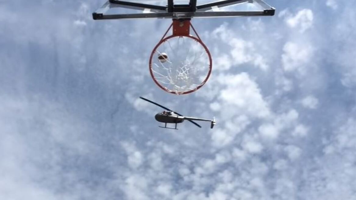 Παίχτης των Harlem Globetrotters έβαλε καλάθι από ελικόπτερο σε ύψος 64 μέτρων 