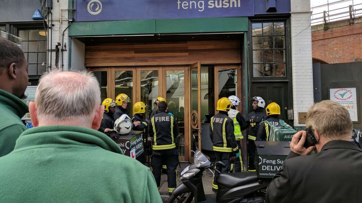 Πανικός στο Λονδίνο: Τρεις τραυματίες από παγιδευμένο φάκελο σε εστιατόριο