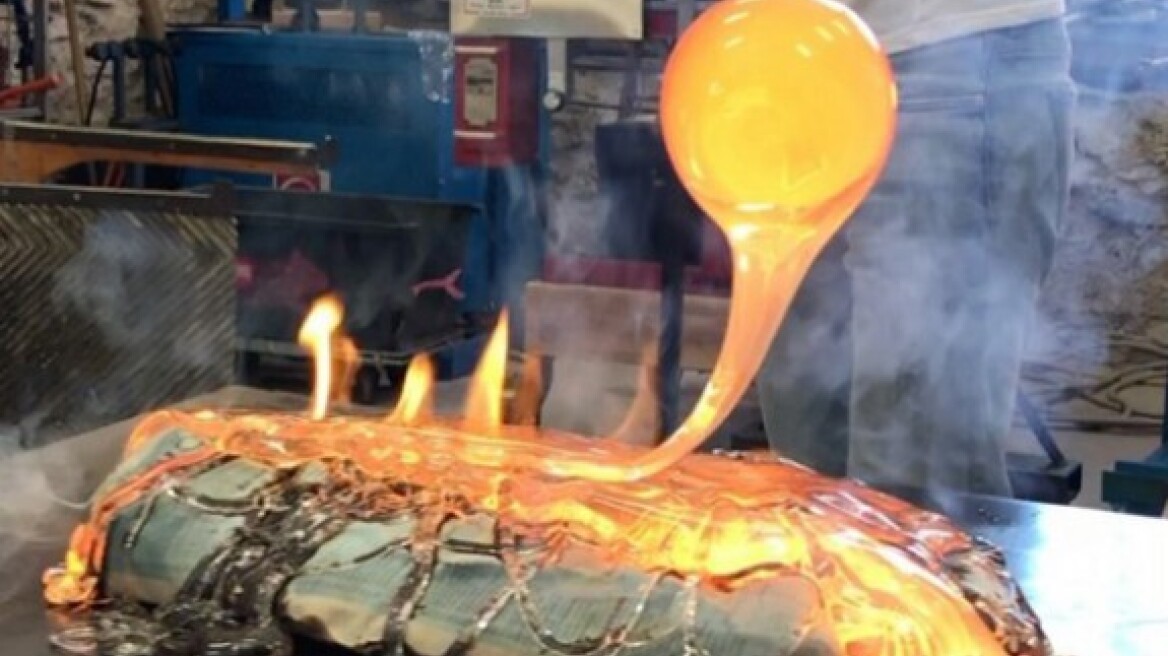 Ψάρι ψημένο σε κρούστα λιωμένου γυαλιού έχετε ξαναδεί;