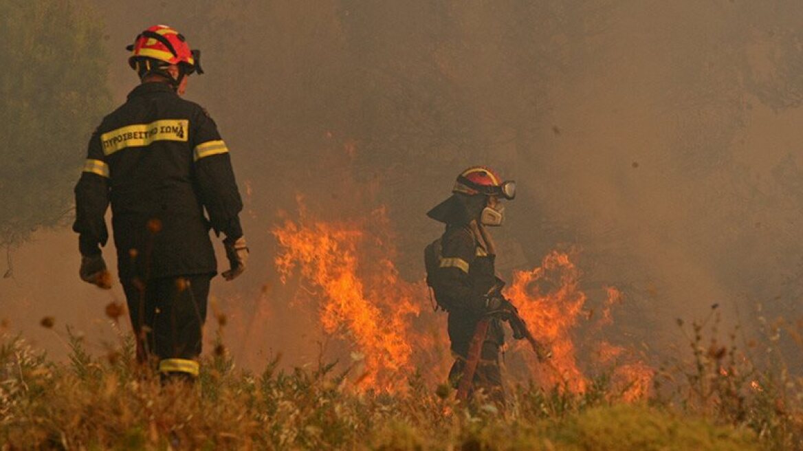 A 25 km fire front continues to burns out of control in Attica! (VIDEOS-PHOTOS)