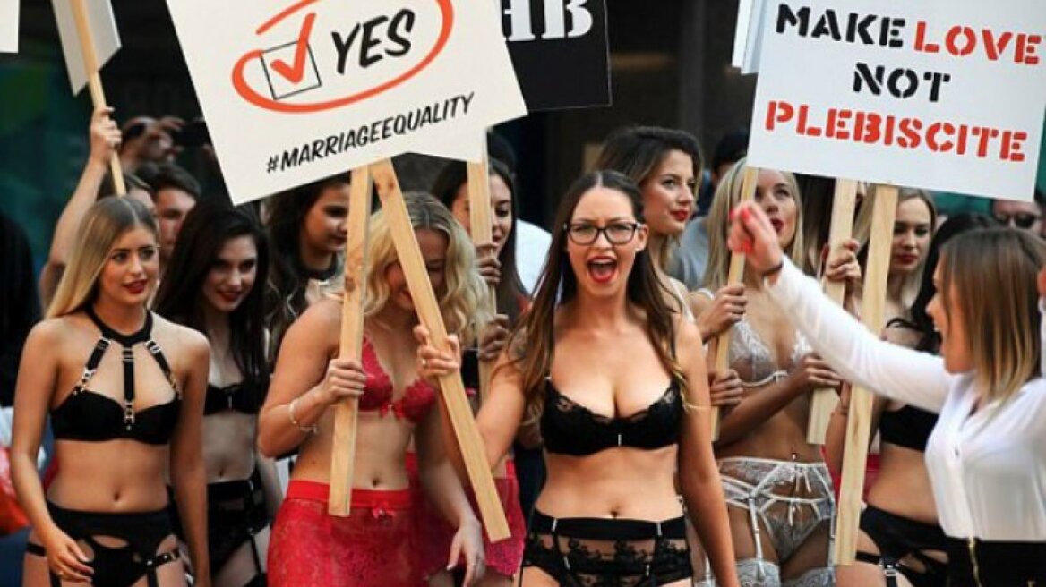 Γυναίκες βγήκαν στους δρόμους μόνο με εσώρουχα για να φωνάξουν για την ισότητα (pics)