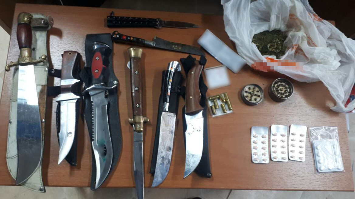 Κομοτηνή: Συνελήφθη 38χρονος με συλλογή από μαχαίρια και ναρκωτικά