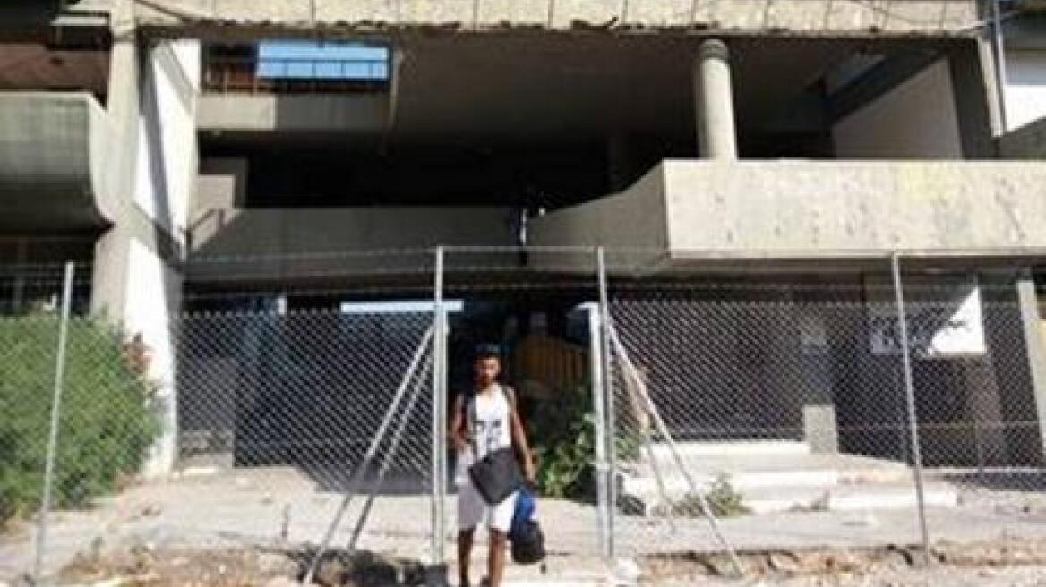 Πάτρα: Απομάκρυναν μετανάστες από το παλιό κτίριο του Λιμεναρχείου 