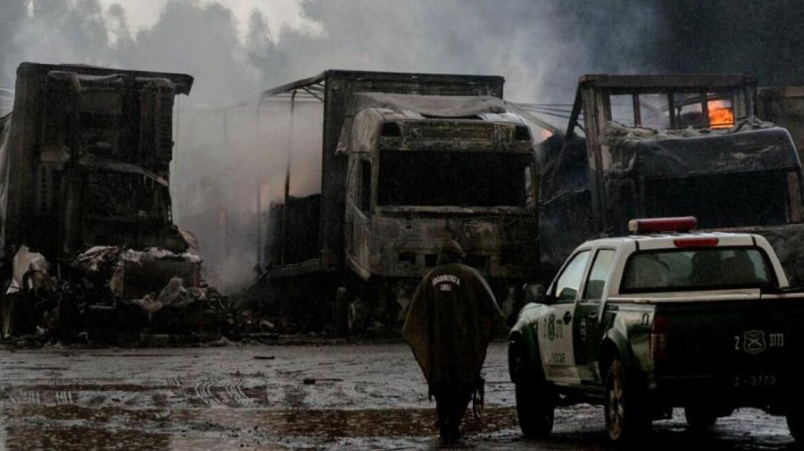 Χιλή: Ιθαγενείς πυρπόλησαν 18 φορτηγά σε πάρκινγκ