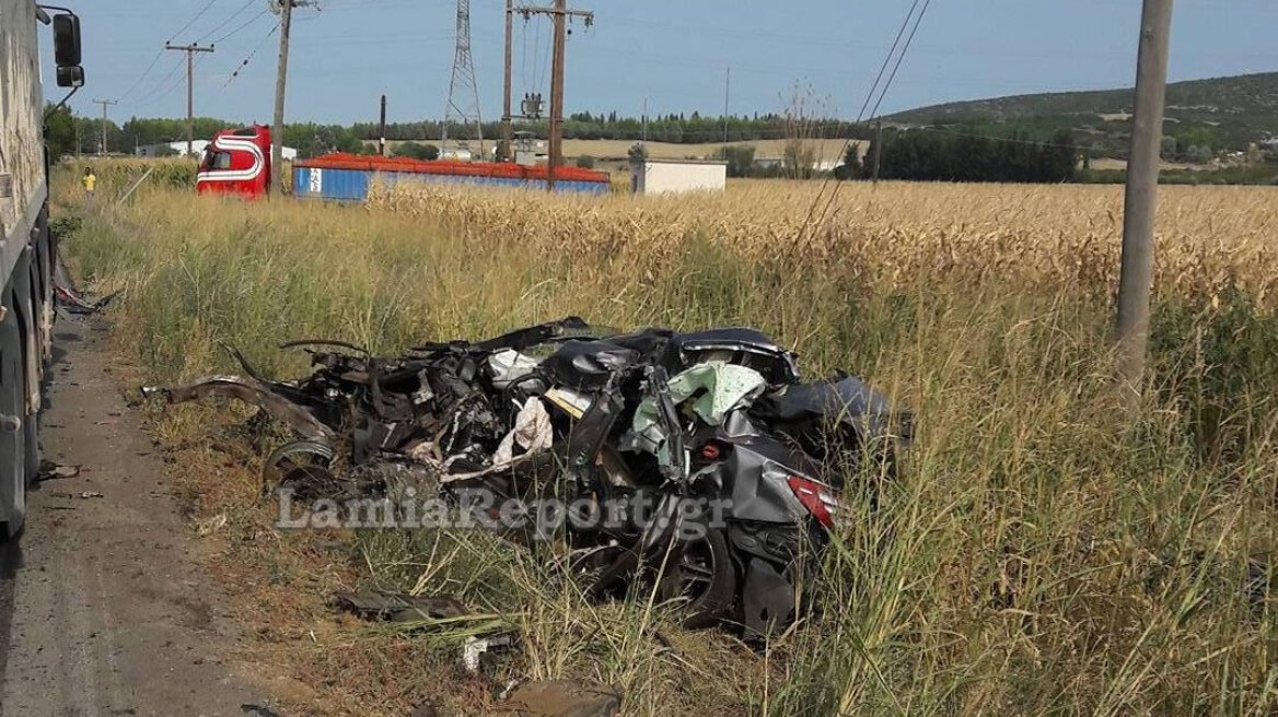 Τροχαίο με έναν νεκρό στη Ριτσώνα - Άμορφη μάζα το ΙΧ που συγκρούστηκε με δύο φορτηγά