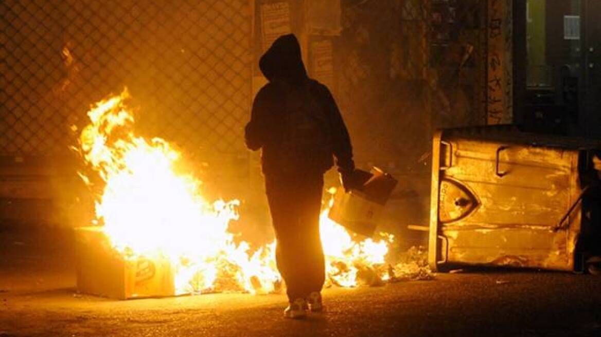 Επίθεση με μολότοφ σε αστυνομικούς κοντά στο Πολυτεχνείο