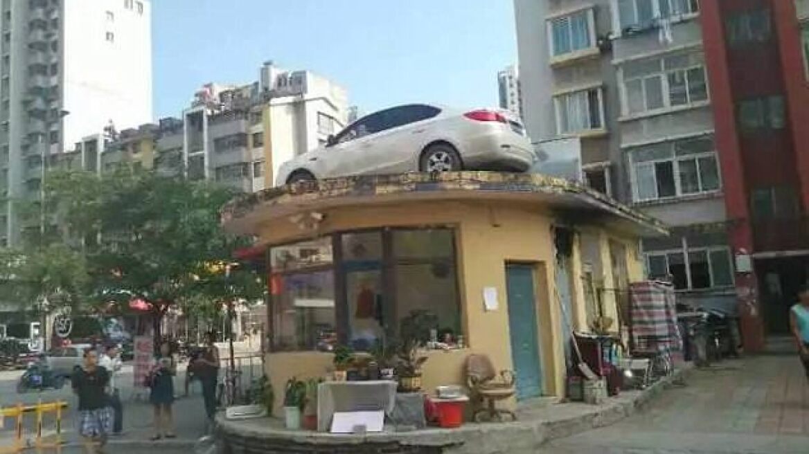 Κίνα: Γυναίκα πάρκαρε παράνομα και... την πήρε και τη σήκωσε!