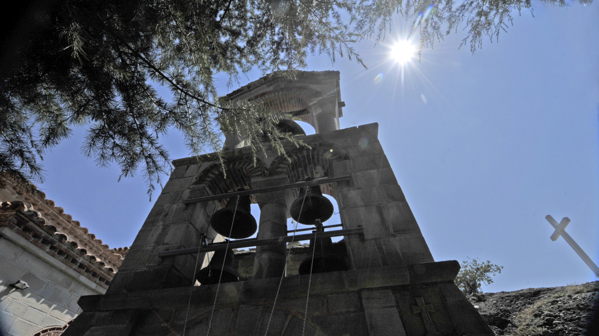 Χαμός σε κηδεία στην Φθιώτιδα: Έθαψαν και ξέθαψαν τον νεκρό!