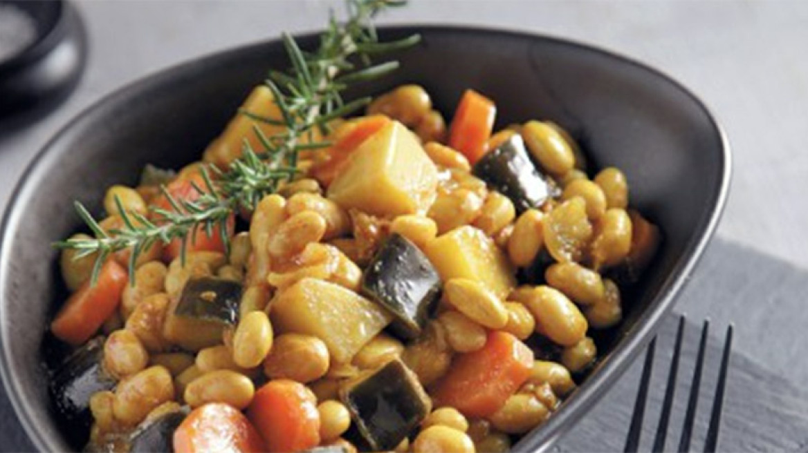 Φασόλια χάντρες μαγειρεμένα με κάρι και λαχανικά