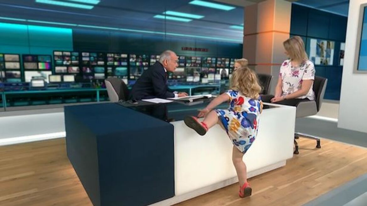 Ξεκαρδιστικό βίντεο: Υπέροχη μικρούλα «εισβάλλει» στην τηλεοπτική συνέντευξη της μαμάς της