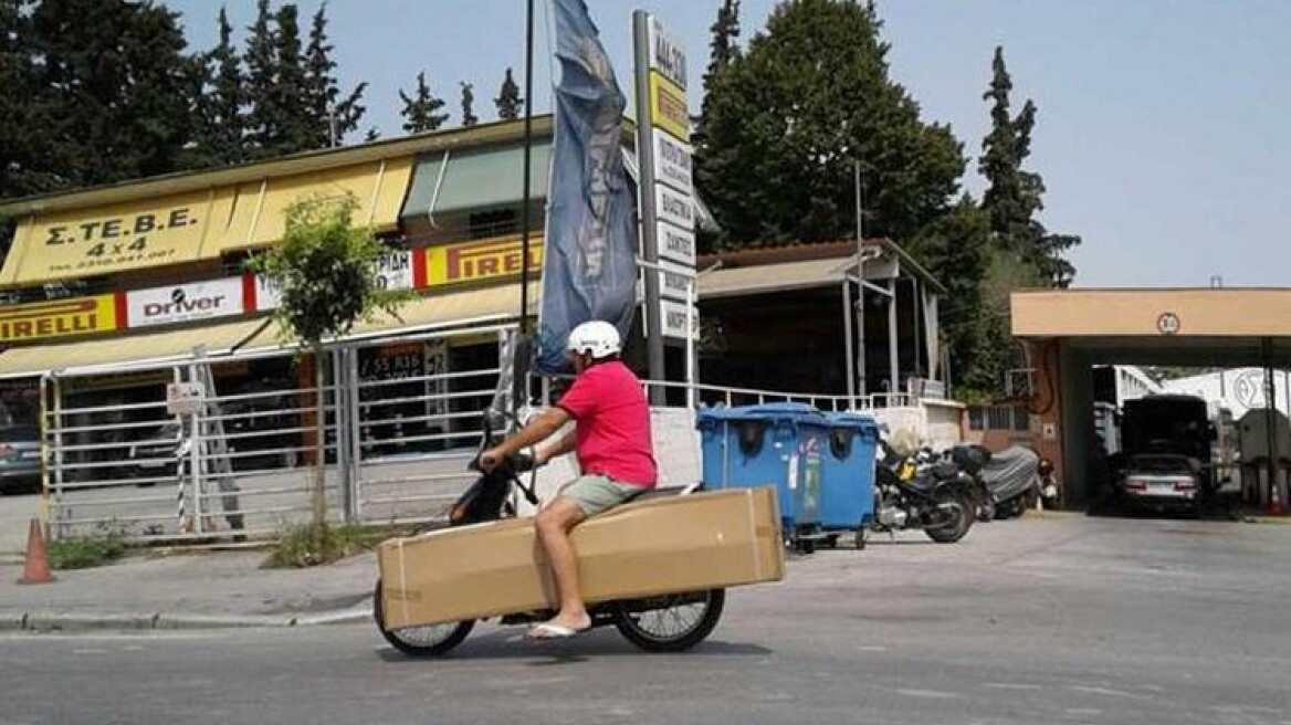 Απίστευτες εικόνες: Οδηγός μηχανής... ζογκλέρ στη Θεσσαλονίκη