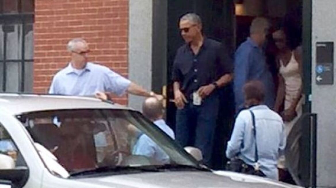 Βίντεο: Ο Μπαράκ και η Μισέλ Ομπάμα βοήθησαν τη Μάλια να μετακομίσει στην εστία του Χάρβαρντ