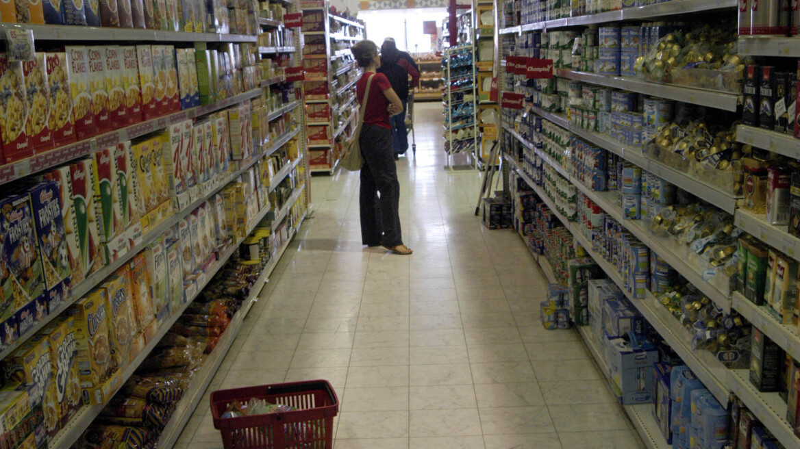 Τα νοικοκυριά «κόβουν» βασικά είδη διατροφής και καύσιμα για να επιβιώσουν