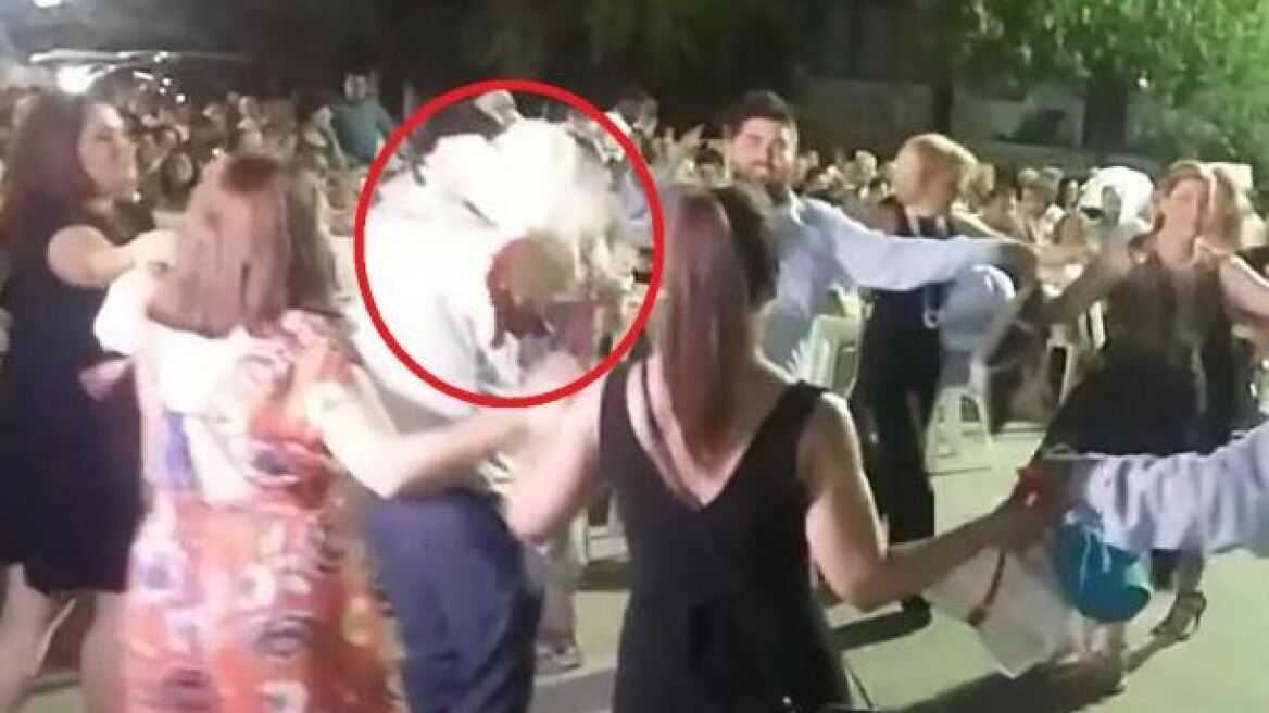 Βίντεο: Σε γάμο στα Τρίκαλα χόρεψαν κρατώντας έναν ζωντανό κόκκορα ανάποδα
