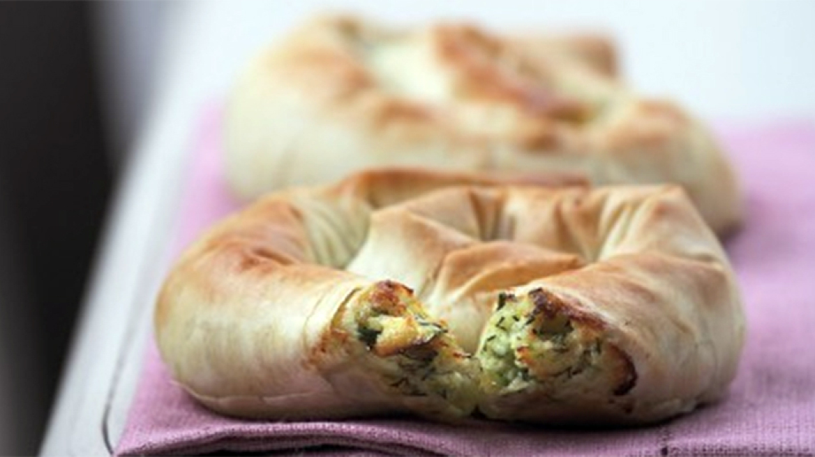 Στριφτοπιτάκια με λευκά τυριά και κολοκυθανθούς