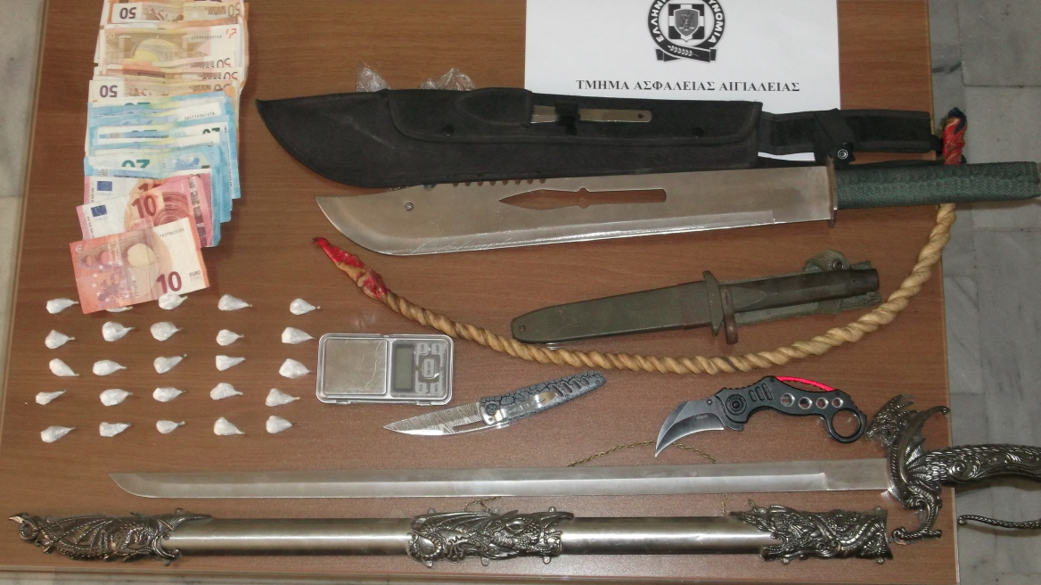 Χατζάρες, σπαθιά και εμπόριο κοκαΐνης για 31χρονο στο Αίγιο