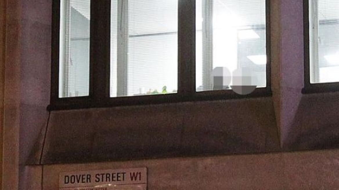 Ασυγκράτητο ζευγάρι τα έδινε όλα σε γραφείο ενώ από κάτω τους επευφημούσε η... «κερκίδα»